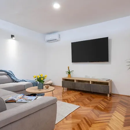 別荘 3 Bedroom In プーラ