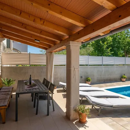 別荘 3 Bedroom In プーラ