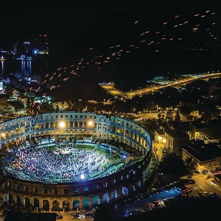 3 Bedroom In Semesterbostad Pula