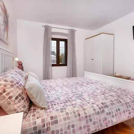 別荘 3 Bedroom In プーラ